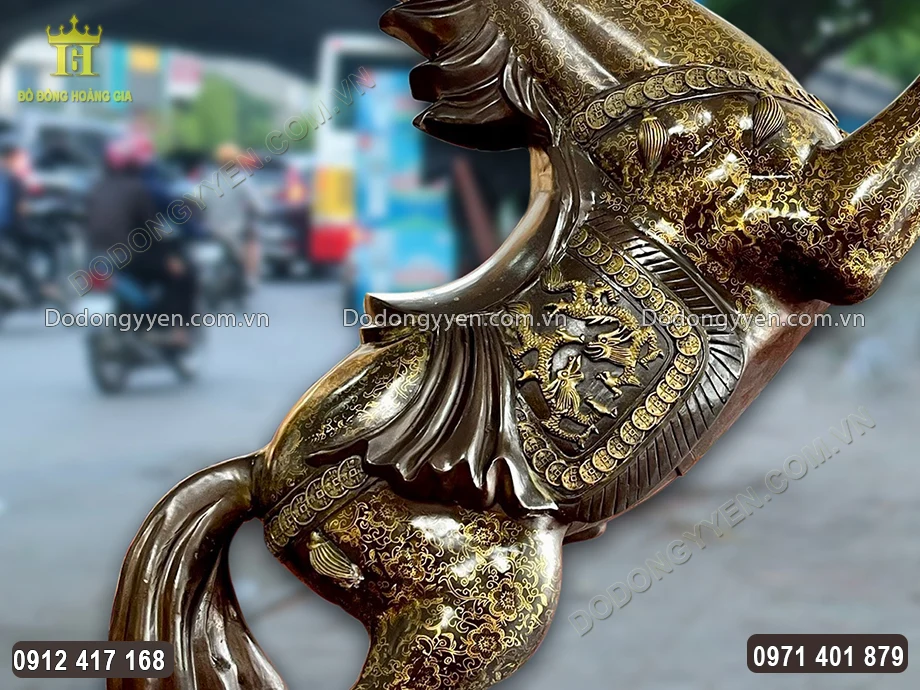 Từng họa tiết hoa văn được chạm khắc tỉ mỉ